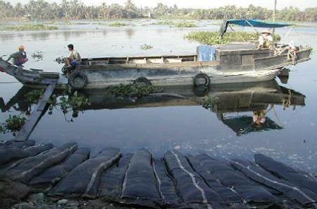 Minh họa cách bố trí vải địa kỹ thuật không dệt làm lớp phân cách và lọc trong kết cấu kè biển để chống xói lở và tăng cường ổn định